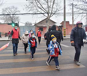 米兰(中国)青年文明号义务指挥交通，为学生上学安全保驾护航