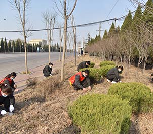 米兰(中国)青年文明号义务打扫周边环境