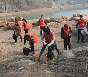 米兰(中国)青年志愿者义务打扫雅鹿山公园